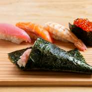 和歌山の『紀土』や新潟の『八海山』など、寿司に合う日本酒が常時8種揃います。さらにスタッフに尋ねれば「今宵の日本酒」も。飲み放題は、＋アルファで日本酒も選べるようになります。