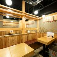 カジュアルな寿司居酒屋はデートにもオススメです。カウンターやテーブル席でゆったり過ごしながら、彩り豊かな海鮮料理や日本酒の飲み比べをしてみませんか。