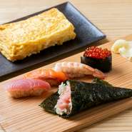 手巻きや握り、軍艦の技術を学べる貴重な機会です。経験豊富なスタッフが丁寧に指導してくれ、厳選された新鮮な魚介で握った寿司をその場で味わえます。自分で握った寿司は、また格別です。