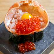 カニの甲羅の中にイクラ、ウズラの卵黄、エビカニのむき身を詰めた贅沢な甲羅盛り。特製タレと絡めたエビカニの旨みや、柚子皮とカニ味噌の巻物で、濃厚かつ爽やかな味わいを楽しめます。