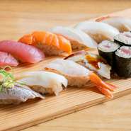 本格江戸前寿司を気軽に楽しめる盛り合わせです。黒酢シャリと日替わりネタの握りが10貫に巻物1本がセットで、味と価格の満足感を提供してくれます。

