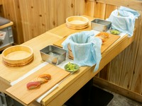 熟練職人が寿司の基本から技術まで丁寧に教えます。新鮮な食材を自分で握った寿司をその場で楽しめます。