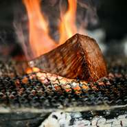 料理の特長の一つが、肉や魚だけでなく、野菜や果物などあらゆる食材を薪火を熱源に調理していること。火を操りスモークのニュアンスを付けることで、炎が素材にふわっと触れ、遠赤効果で均一に熱が伝わります。