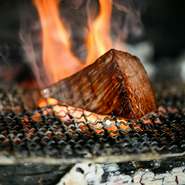 料理の特長の一つが、肉や魚だけでなく、野菜や果物などあらゆる食材を薪火を熱源に調理していること。火を操りスモークのニュアンスを付けることで、炎が素材にふわっと触れ、遠赤効果で均一に熱が伝わります。