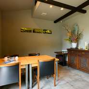 「越前、若狭の産業、工芸、クラフトマンシップ」を感じられる食空間を演出しています。越前打刃物の調理器具を使い、福井県産杉のテーブルに越前和紙のランチョンマットを敷いて。福井の美しさが随所に漂います。