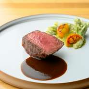 コースのメイン料理は、グレードごとに変わる肉を使用した一皿。福井の銘柄牛「若狭牛」を味わえるコースでは、薪火で香ばしく焼き上げた柔らかい肉を地元産の黒ニンニクを取り入れた特製ソースと共に楽しめます。