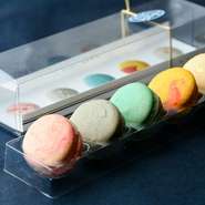 観光客のお土産としても評判のマカロン。若狭おおい町紅映梅、春江のイチゴ、蕎麦粉、越前海岸志野製塩所の百笑の塩とバニラ、越前東郷の酒粕フレーバーの福井県産素材を使用した5種類。シェフの感性が光ります。
