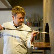 県内外のゲストに福井の魅力を伝えることが、シェフの一番の願いです。食材が育った場所や背景、特長を料理人目線で伝えたいと、料理はもちろん空間づくりなど、細部にまで工夫を凝らしています。