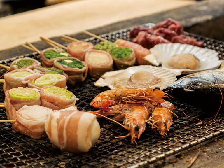 炭火香る、昔ながらの炉端焼きをじっくり体験できます。