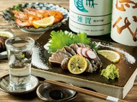 一新名物の鮮魚の藁焼きや、刺身盛り合わせ、和牛の炭火焼きなどが楽しめるコースです。