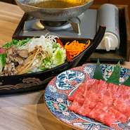 日本三大和牛の一つとして、国内外から支持を集める「近江牛」。独自のルートで買い付け、肉質にも価格にも妥協せず肉塊を入手しています。肉の旨みを高めるこだわりのだしでいただく、名物のしゃぶしゃぶは絶品。