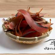 看板メニューは『特選近江牛の黄金しゃぶしゃぶ』。厚めに削った鰹節を使い目の前で引くできたての黄金だしで、近江牛の旨みや美しさを満喫できます。