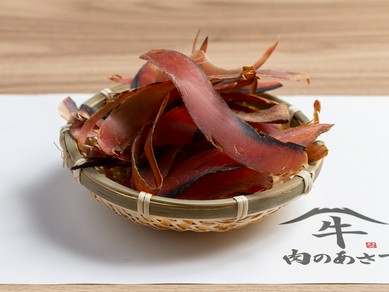 厚めに削った鰹節を使い目の前で引くできたての黄金だし