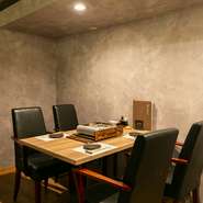 上質なしゃぶしゃぶ肉を何度でも味わえる『食べ放題コース』は大人気。趣向を凝らした逸品料理や『肉寿司』といった、看板メニューを網羅できる『すき焼きコース』も好評です。