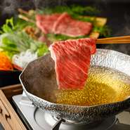 お鍋の追加具材や豊富なサイドメニューに加え、新鮮なお寿司迄食べ放題の超豪華なコースです
※12月の2週目の金土日、20日～1月4日まで年末料金として単品の場合10％食べ放題、コースは一律550円(税込）を頂戴します