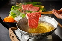 お鍋の追加具材や豊富なサイドメニューに加え、新鮮なお寿司迄食べ放題の超豪華なコースです！！ 
さらに+2200円で飲み放題もつけられます！