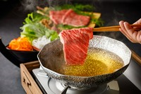 お鍋の追加具材や豊富なサイドメニューに加え、新鮮なお寿司迄食べ放題の超豪華なコースです
※12月の2週目の金土日、20日～1月4日まで年末料金として単品の場合10％食べ放題、コースは一律550円(税込）を頂戴します
