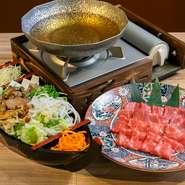 厚めにした削り立ての鰹節を使い、目の前でだしを引くのが【肉のあさつ】流です。だしの香りと旨みが肉の美味を引き出し、美しく仕上がった近江牛をそのまま口の中へ。とろける旨みが至福のひと時へと誘います。