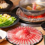 しゃぶしゃぶに使う肉は、日本に原種豚が100頭ほどしかいない梅山豚。茨城県境町の塚原牧場で独自飼育されており、赤身の旨みと風味、上品な脂身の絶妙なバランスが特長。とろける美味にひたれます！