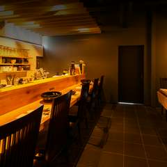 食通の隠れ家のような趣と、気軽に楽しめる雰囲気が共存