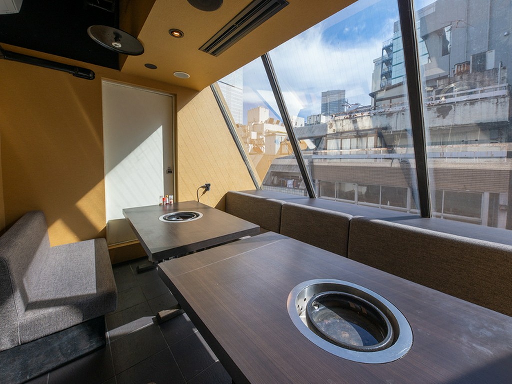 昼は都心の空を見渡せ、夜はきらめく夜景を望む個室を完備