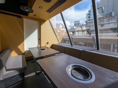 昼は都心の空を見渡せ、夜はきらめく夜景を望む個室を完備