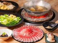 豚肉の最高峰「梅山豚」を贅沢なしゃぶしゃぶで満喫できるコース。しゃぶしゃぶの野菜やキノコは好きなだけ楽しめる太っ腹さ。締めの雑炊のおいしさにも感動です！
※詳細は「コース」ページをご覧ください。
