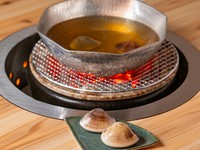 自慢のしゃぶしゃぶだしはゲストの目の前で完成する趣向。独自の白だしに蛤を加え、貝の滋味をだしに溶け込ませ、白だしの旨みをまとった蛤は前菜として提供。ドラマチックな豚しゃぶしゃぶがスタート。