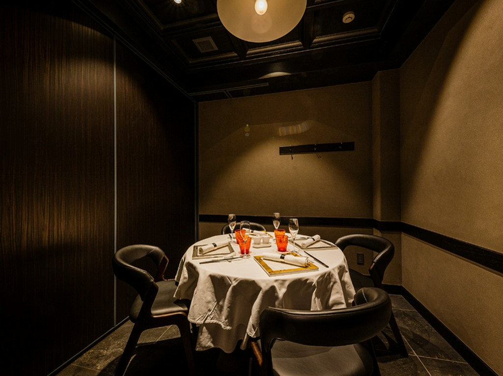 駅近にして喧騒を離れた、お洒落なモダンチャイニーズレストラン