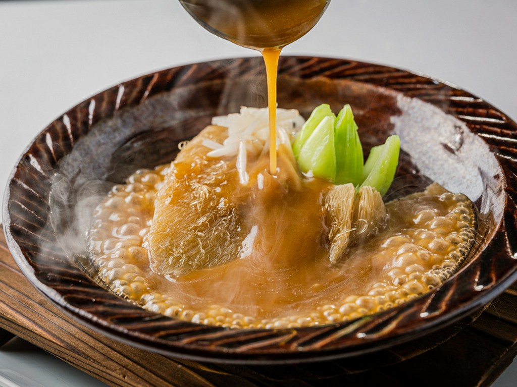 宮城県気仙沼産 “毛鹿鮫”ふかひれ特大姿煮込み『紅焼頂天大鮑翅』