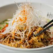 クルミとゴマのペーストによるスムージーのごとき濃厚なスープ。小麦の味わいと香りが生かされた細打ちの麺。岩中豚を使った肉味噌と自家製豆板醤の上澄みでつくったラー油が風格を与え、ひれ伏したくなるほど美味。