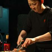 単品料理や飲み放題付きコースなど、メニューが豊富で宴会プランも気軽に立てられます。さらに、20名以上であれば貸切もOK。広々とした店内で、和気あいあいとした宴会を開きませんか？