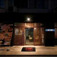 店内に設置された3つの大型ディスプレイからは韓国アイドルのライブや韓国ドラマが流れ、床に敷き詰められた赤いカーペットからは高級感が漂います。非日常的な雰囲気の中、おいしい料理と共に至福の時間を満喫。