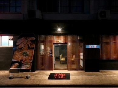 ゴージャスでスタイリッシュな空間の中、韓国の美食に舌鼓