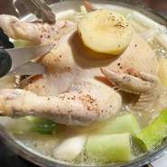 炊けば炊くほど、愛知県産錦爽鶏は柔らかくスープに旨みが溶け出します。口の中に広がるのは至福の味わい。特製酢醤油と合わせれば、食欲がそそられます。
（ハーフ）2・3人前