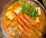 寒い日にぴったり。温かくてコク深いスープが、身体の隅々にまで広がる『豪華海鮮チゲ』（〆の麺付き）
