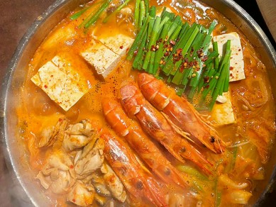 寒い日にぴったり。温かくてコク深いスープが、身体の隅々にまで広がる『豪華海鮮チゲ』（〆の麺付き）