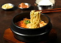 選べる麺・選べるスープ
＜ナムル・キムチ付き＞
＜麺：太麺or細麺　スープ：赤or白or青＞