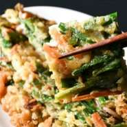 名店で修業を積み、腕を磨きあげた豊川氏。名古屋でこの『カリカリチヂミ』を焼けるのは豊川氏のみと言っても過言ではありません。表面のカリカリした食感と具材のモチモチ感がたまらない一枚です。