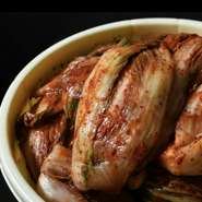 まるで、韓国料理の旨みを凝縮しているかのよう。辛さと酸味のバランスが絶妙で、一度食べれば忘れられない味わいが広がります。食卓を彩るだけでなく、食事そのものを一層楽しく、豊かなものにしてくれる逸品です。