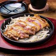 “朝どれ”の《京赤地鶏》を使ったレアチキンステーキ！地鶏の良さを最大限引き出す調理方法で提供いたします！プリプリの食感が病みつきになる一品です。自家製のソースでお召し上がりください。