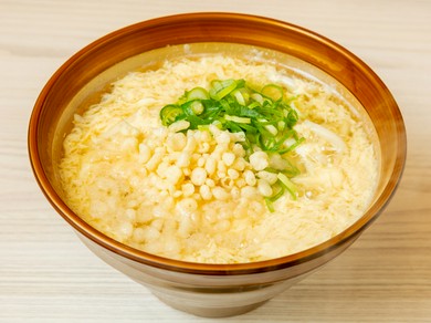 一面に散らした美しい玉子が印象的な『玉子とじうどん』