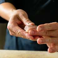 目の前で職人の技を眺められる円形のカウンター席をご用意。特別な時間をより有意義なものへとアップグレードさせます。ご家族やご友人、大切な方と落ち着いた雰囲気の中、心地よいひと時をお楽しみください。