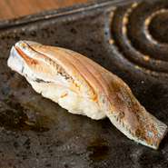 四季折々の旬野菜や海鮮を上品に仕立てた小鉢や創作料理。
鮨は一般的に脇役といわれる珍魚が主役。ネタを熟成させるなど一手間を加え、かつてないポテンシャルを秘めた鮨へと昇華させています。
