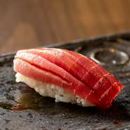 高級なイメージの鮨ですが、当店では親しみやすい価格でご堪能いただけます。多くの方に楽しんで頂けるよう美味しさを日々追求。大切な時間をより一層特別なものへ。お客様のひと時に彩りを添えさせていただきます。