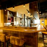 貫禄あるカウンター席で普段とは違う雰囲気の中、お食事を楽しむことができます。料理に合わせる日本酒も取り揃え。甘美な香と美味の相乗効果をもたらす季節の一杯をご提案します。上質な空間で心地の良いひと時を。