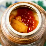 いくらの程良い塩気と炙り雲丹の濃厚な風味、おだしと玉子のやさしい味わいが調和した贅沢な逸品です。
※仕入れの都合により内容が変更する場合がございます。めご了承くださいませ。