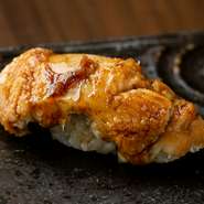 ふんわりとした穴子の身が、口の中で甘く、優しくほどける極上の一貫。柔らかく煮あげた穴子をさらに皮目だけ炙り、当店の秘伝のタレをつけて香ばしく仕立てました。
※7,500円以上のコースにてご提供。