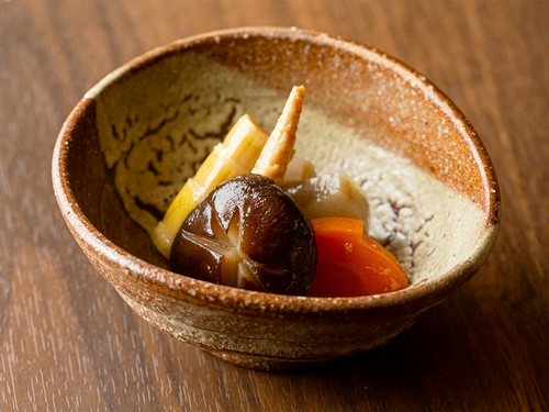 上品な味付けに仕立てた季節の旬野菜や海鮮を使ったお料理。