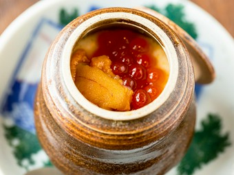 鮨はもちろん「いくらと雲丹乗せ茶碗蒸し」など自慢の一品料理も楽しめるコースです。 ※要事前予約